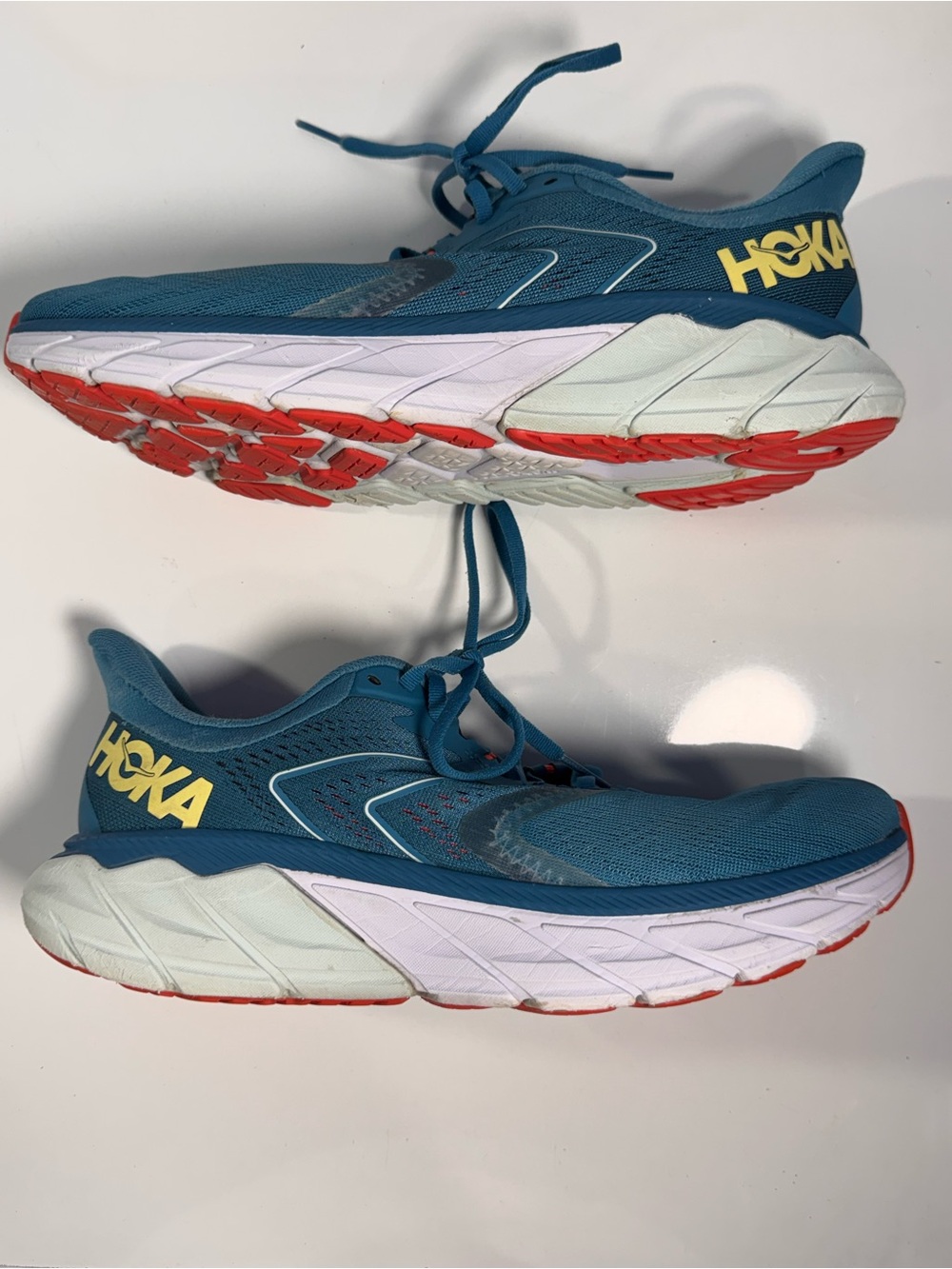 HOKA ONE ONE Arahi 5 Women’s 10.5 B Mosaic Blue Luminary Green Running Shoes